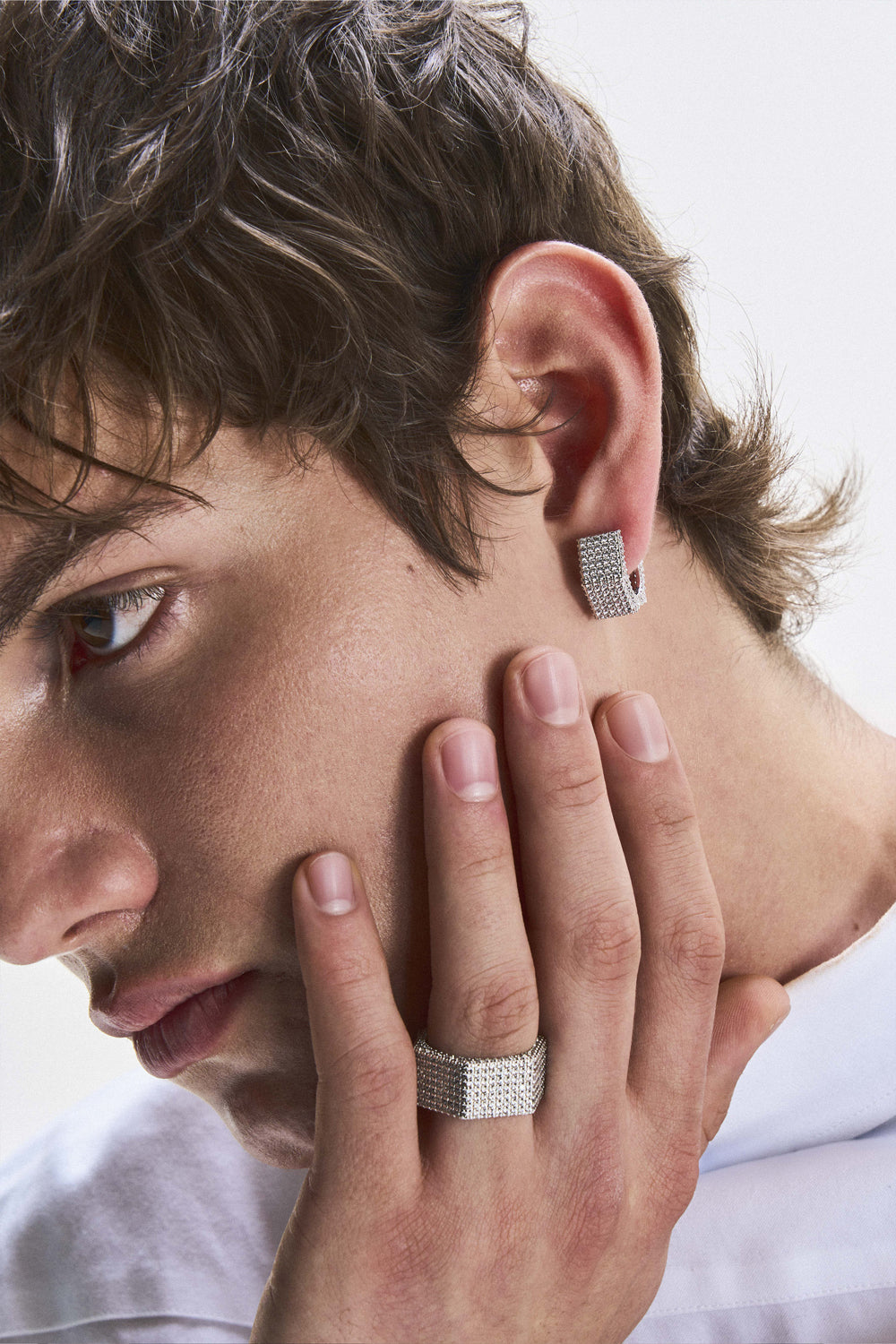Bolt hoop earrings with 18kt white gold coating and 360° degrees hand-set micropavé stones in diamond white with 925 silver pin and logo engraved on the interior