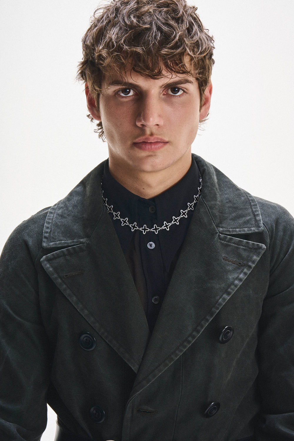 Clover tennis chain necklace with 18kt white gold coating and hand-set stones in diamond white. Finished with hand painted black enamel and lobster clasp with logo