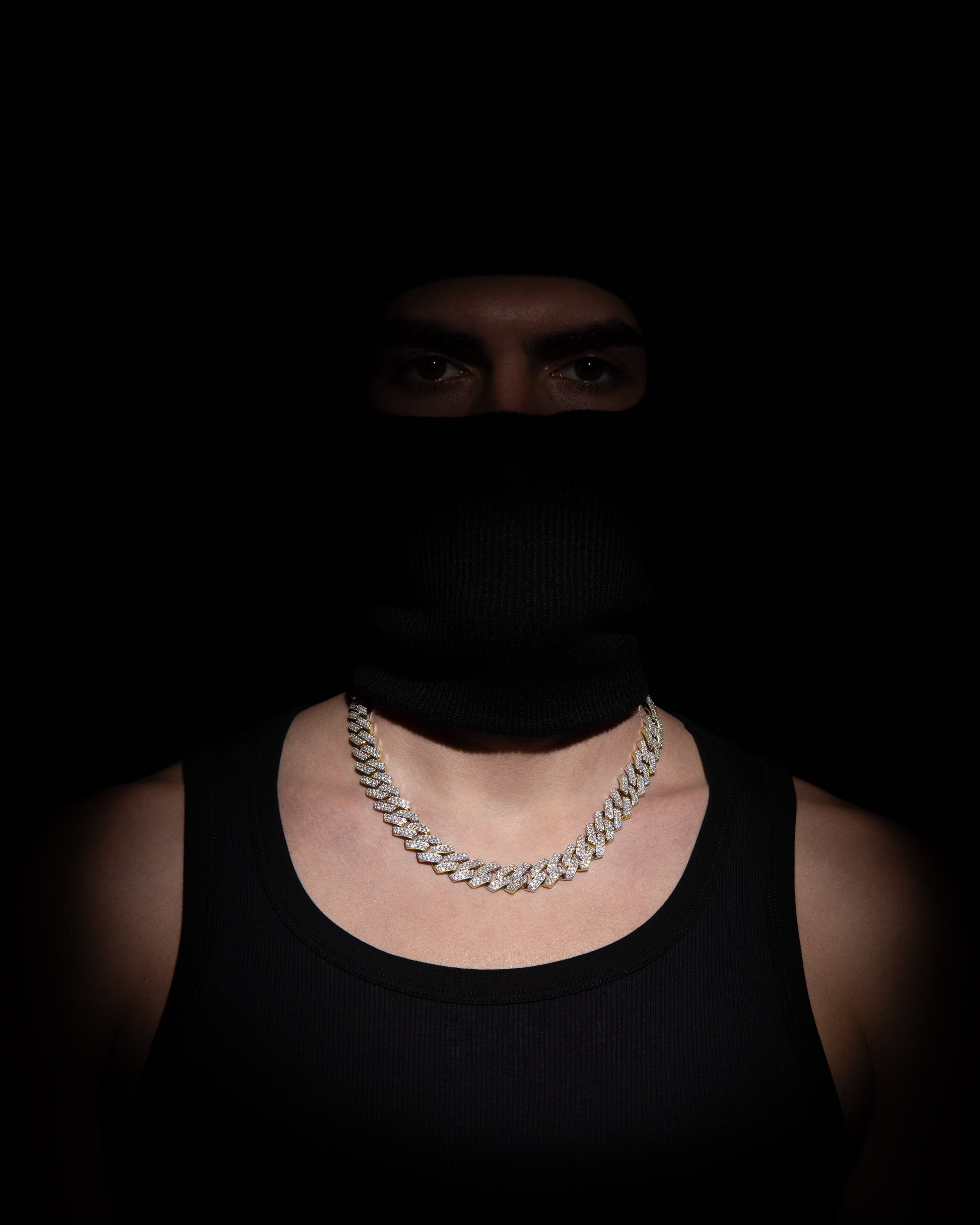 man wearing 18 carats white and yellow solid gold and silver necklace with natural diamonds and moissanite diamonds