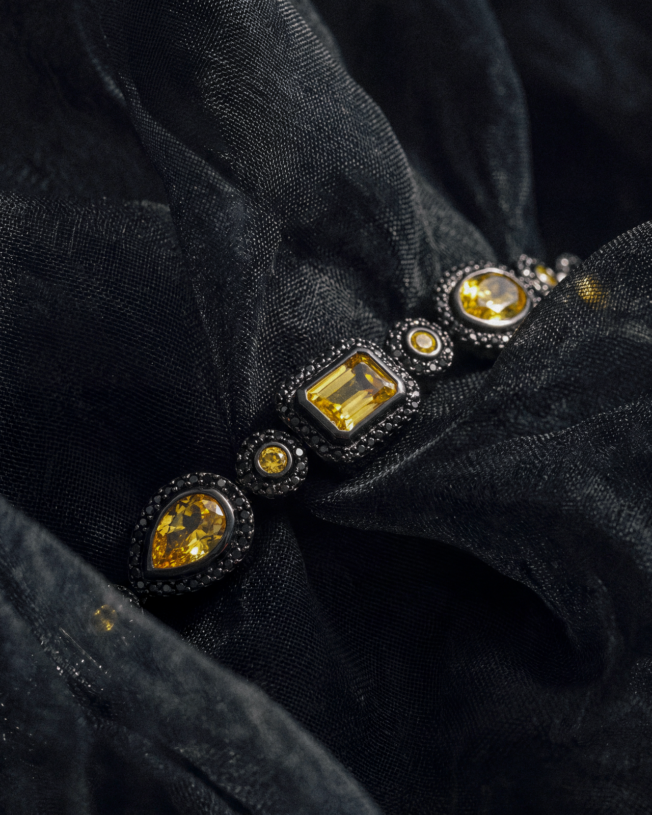 DARKAI Mixed Bezels Pavé Black Bracelet Ambient Picture