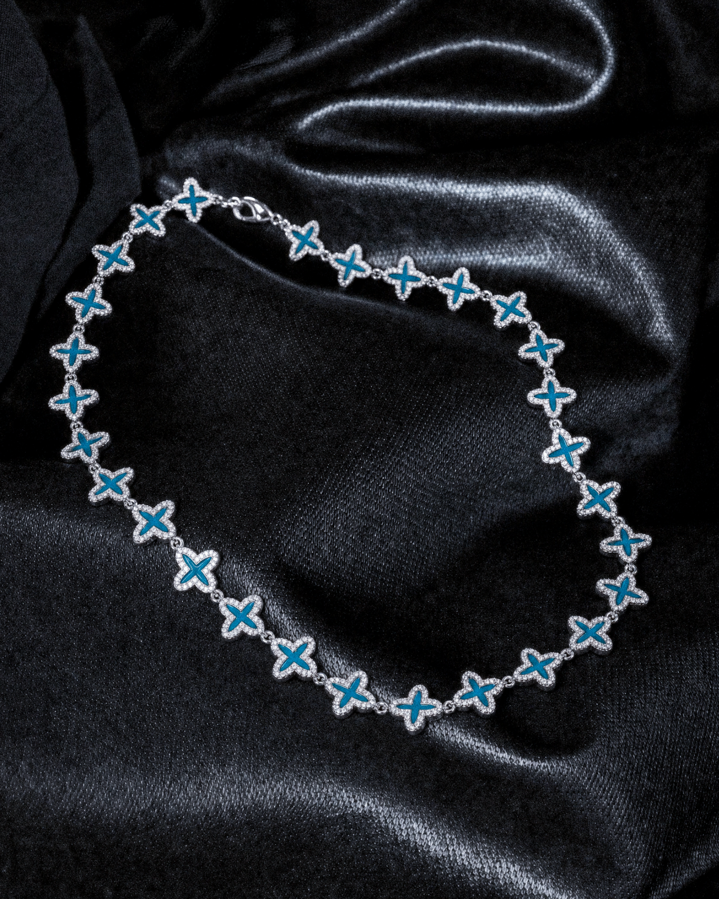DARKAI Clover Petroleum Necklace Ambient Picture