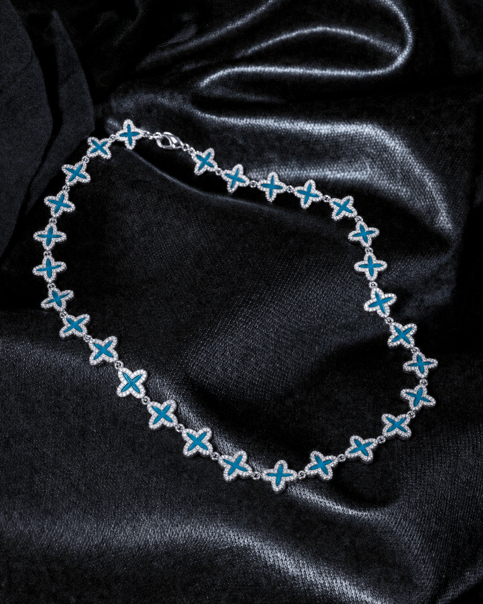 DARKAI Clover Petroleum Necklace Ambient Picture