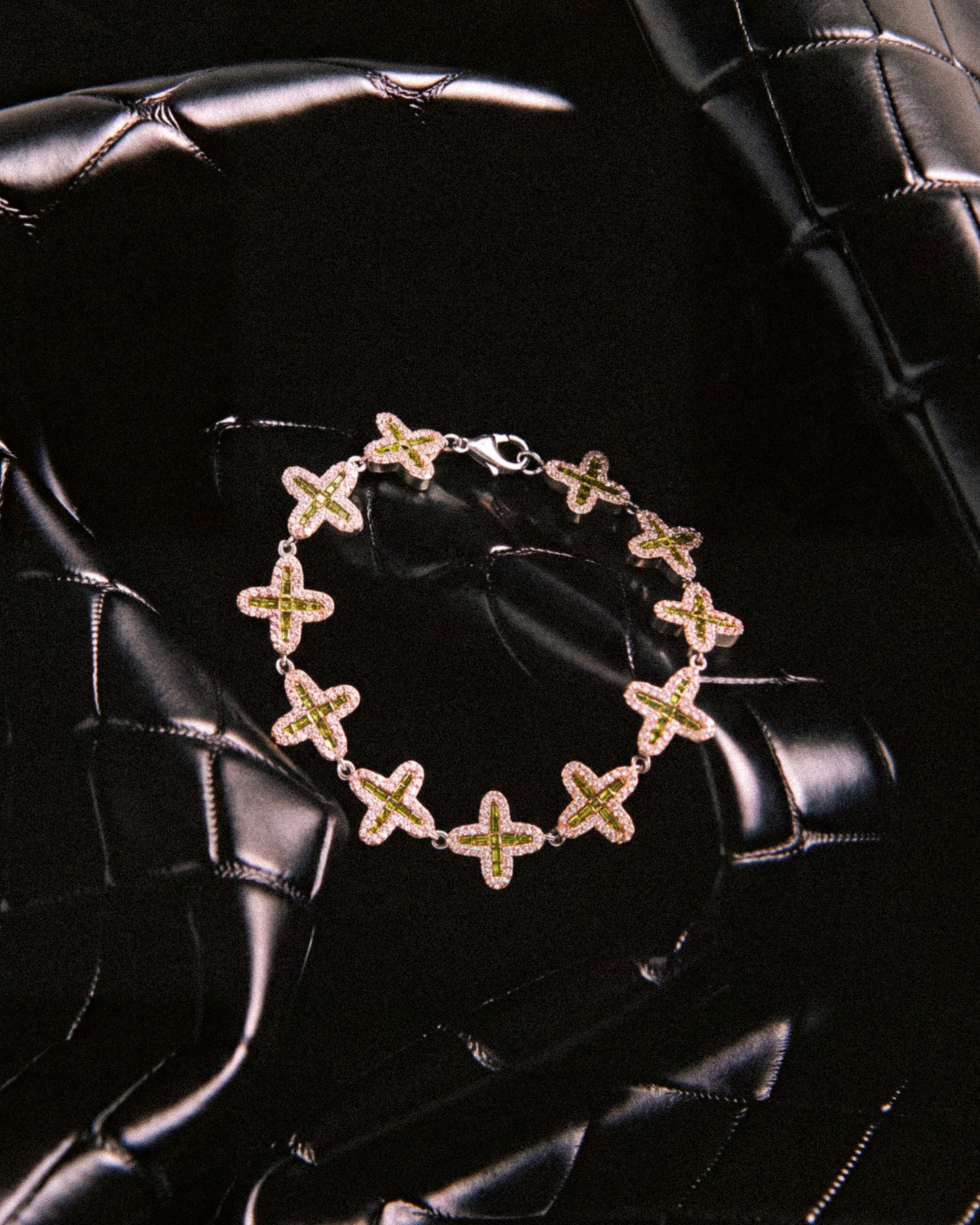 DARKAI Clover Baguette Peridot Bracelet Ambient Picture