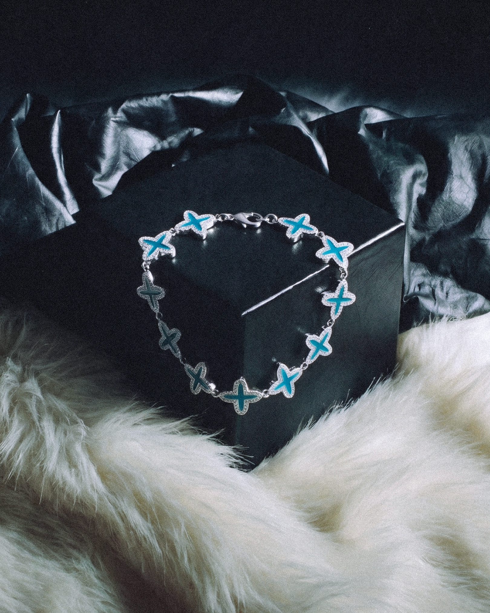 DARKAI Clover Petroleum Bracelet Ambient Picture