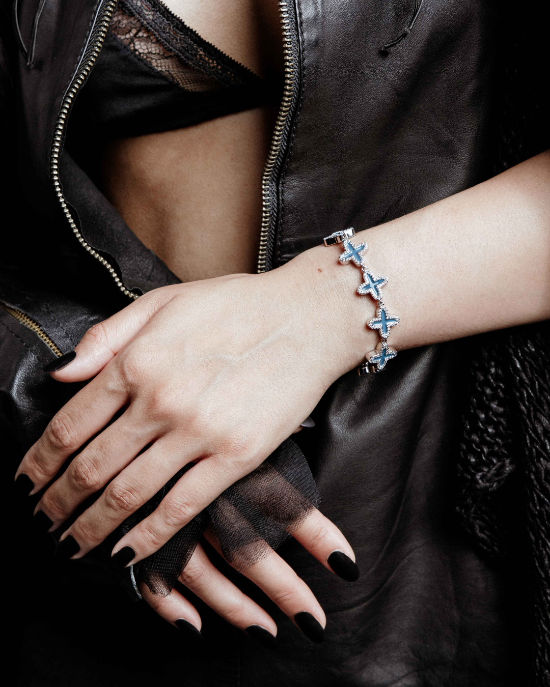 DARKAI Clover Petroleum Bracelet Female Model Picture