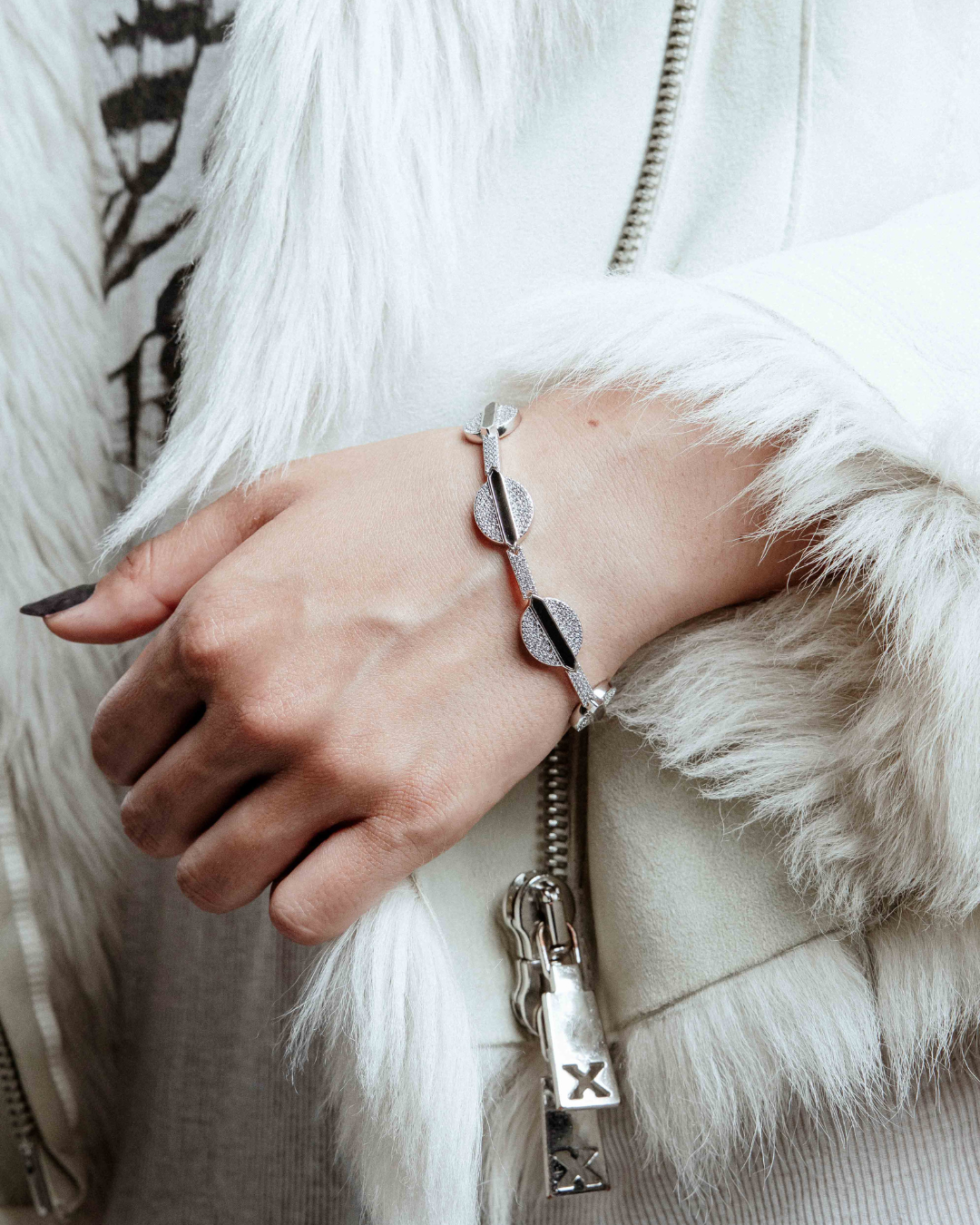 DARKAI Coffee Wire Bracelet Female Model Picture