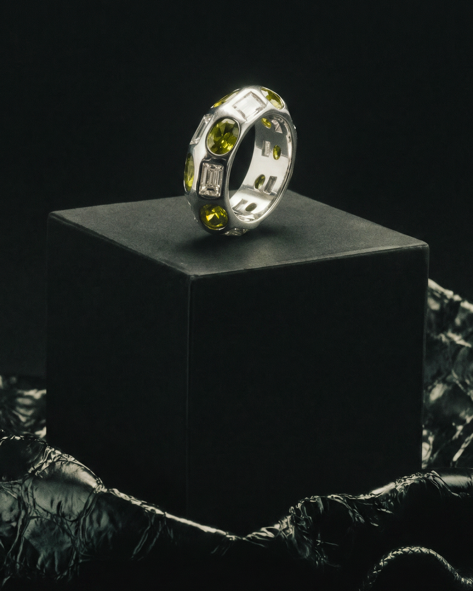DARKAI Peridot Stones Ring Ambient Picture