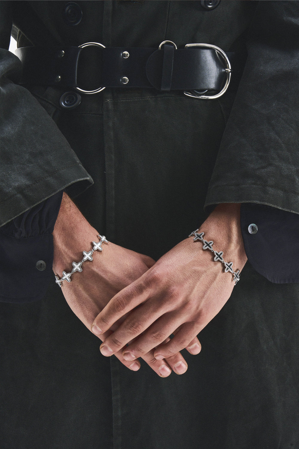 Clover tennis chain bracelet with 18kt white gold coating and hand-set stones in diamond white. Finished with hand painted black enamel and lobster clasp with logo