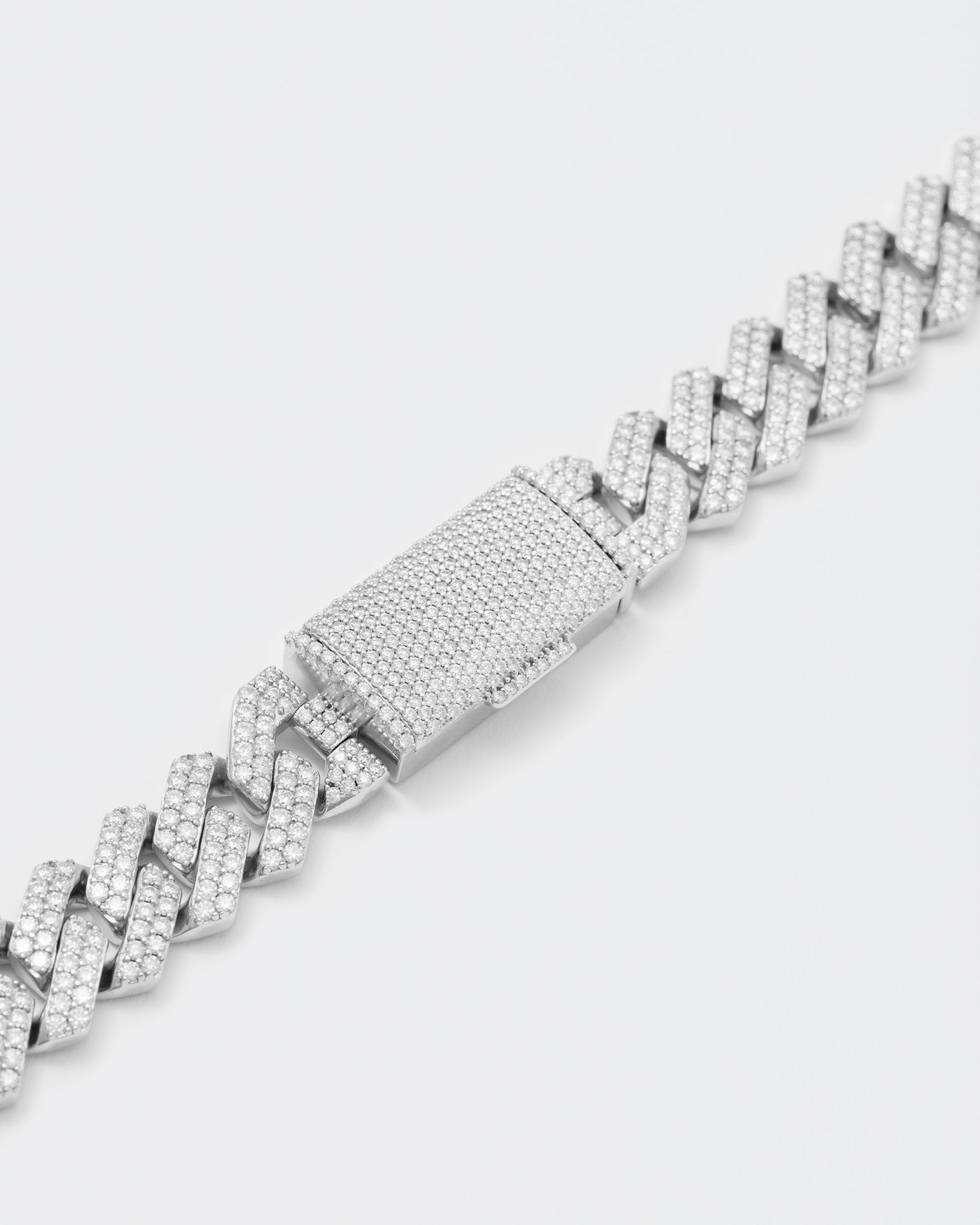 DARKAI Fine Jewelry White Prong Pavé Necklace Detail Picture