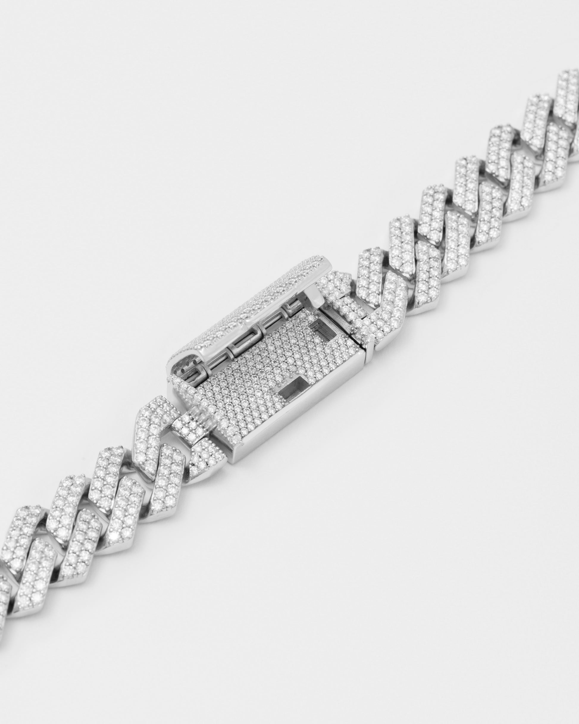 DARKAI Fine Jewelry White Prong Pavé Necklace Detail Picture 2