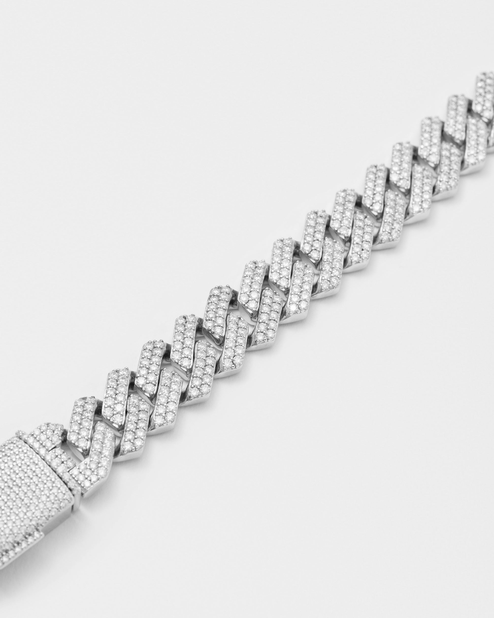 DARKAI Fine Jewelry White Prong Pavé Necklace Detail Picture 3