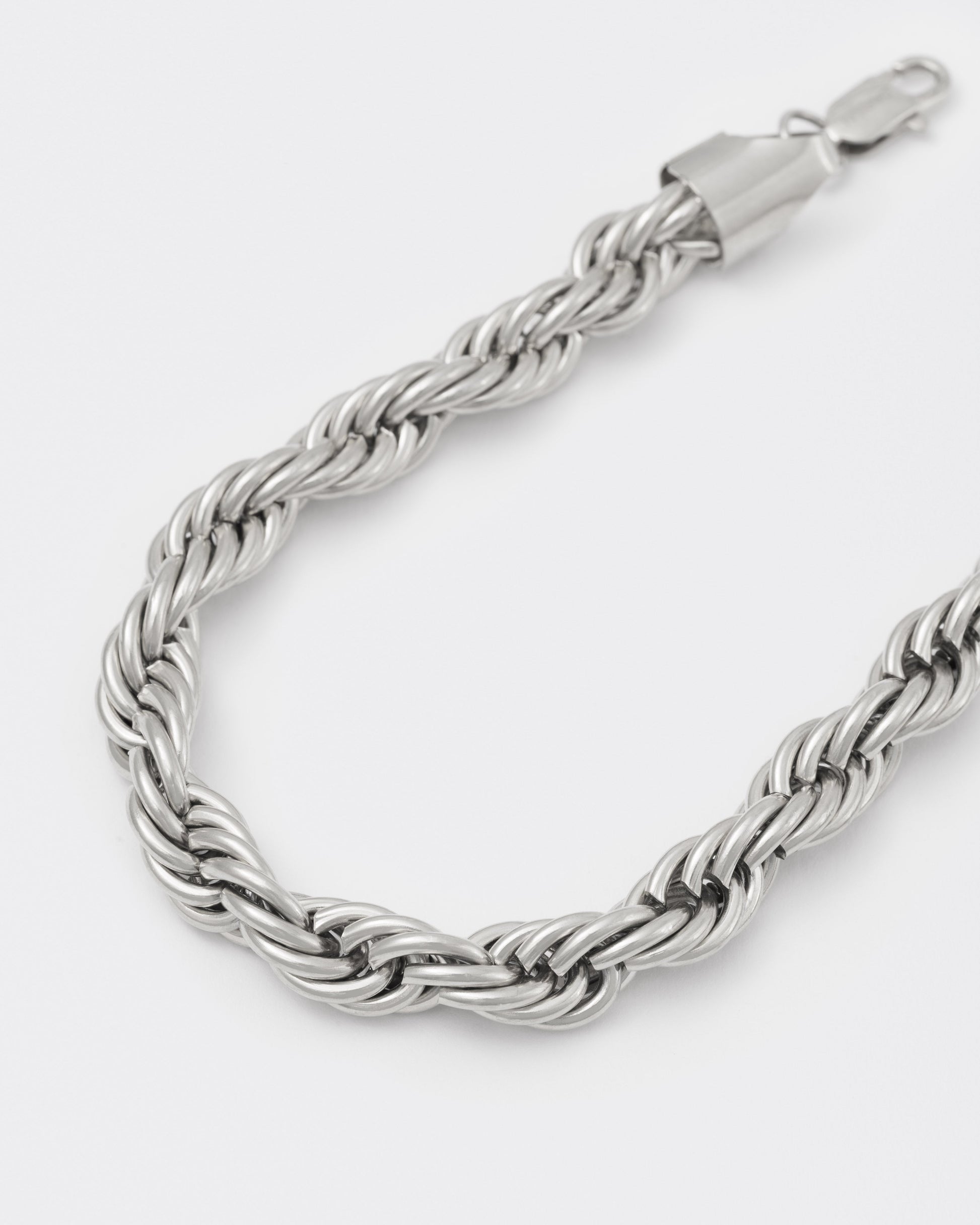 detail of 18k white gold coated 90s-inspired rope chain necklace with lasered logo regular lobster clasp.