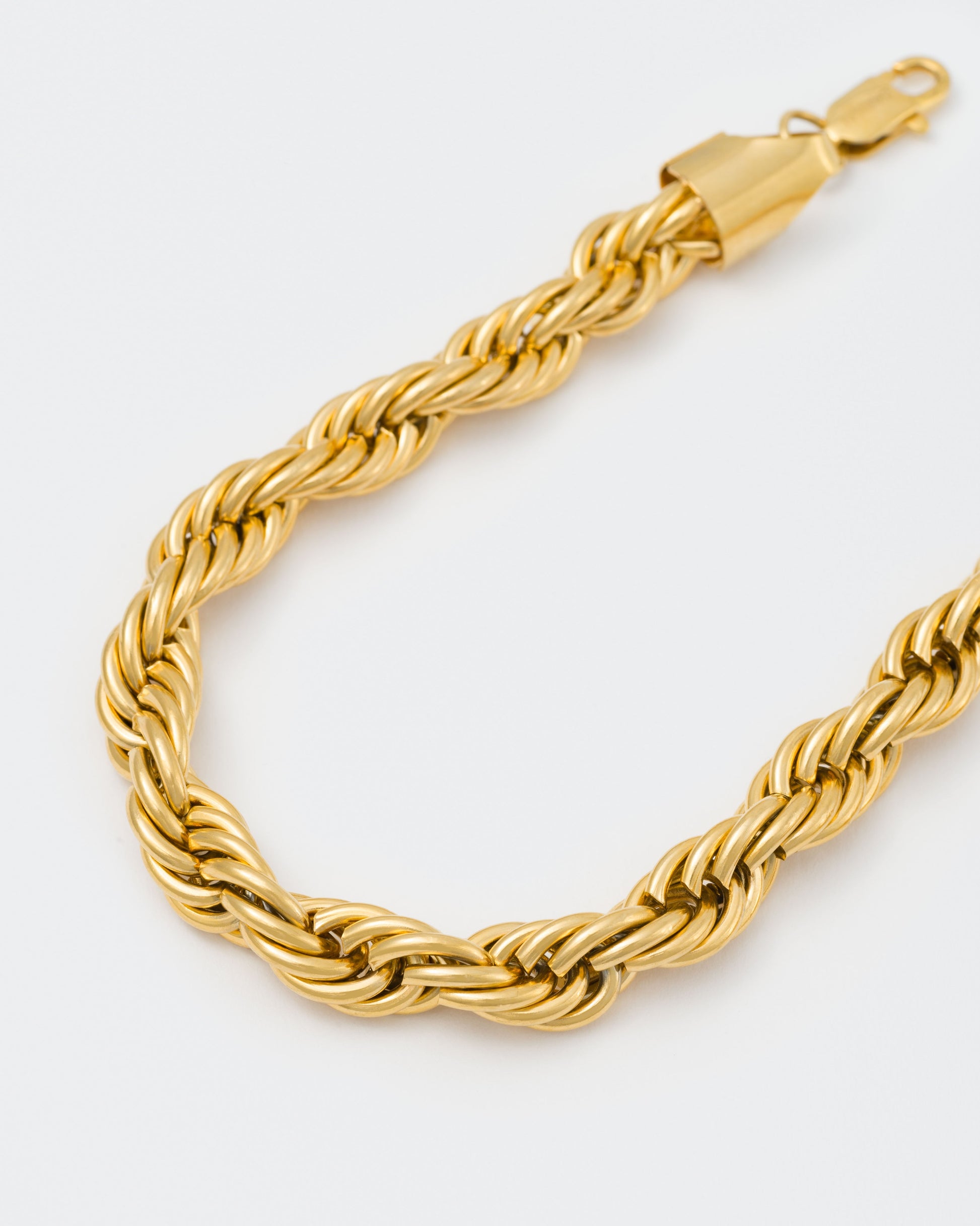 detail of 18k yellow gold coated 90s-inspired rope chain necklace with lasered logo regular lobster clasp.