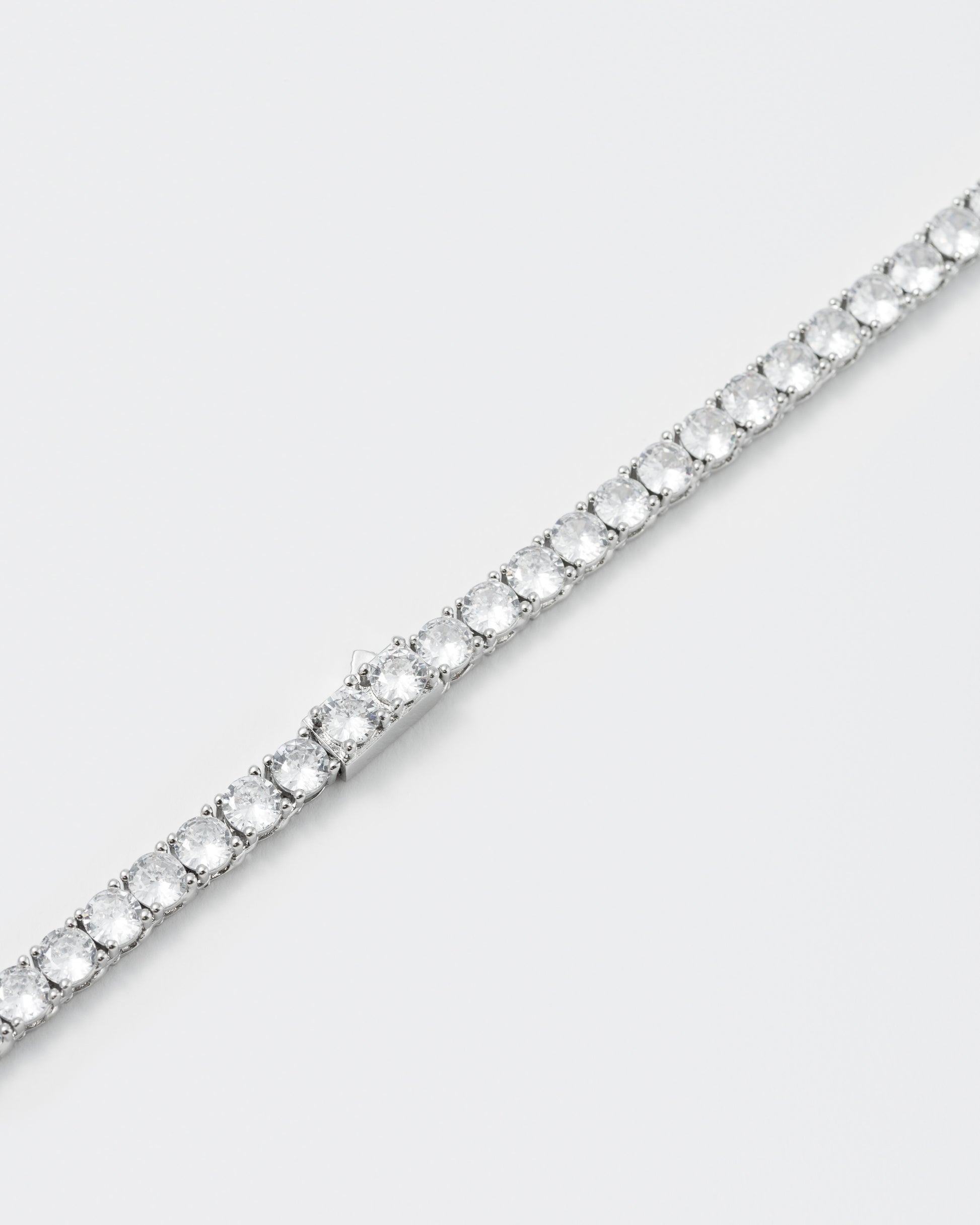 detail of tennis necklace with 18kt white gold coating and hand-set round brilliant-cut stones in diamond white