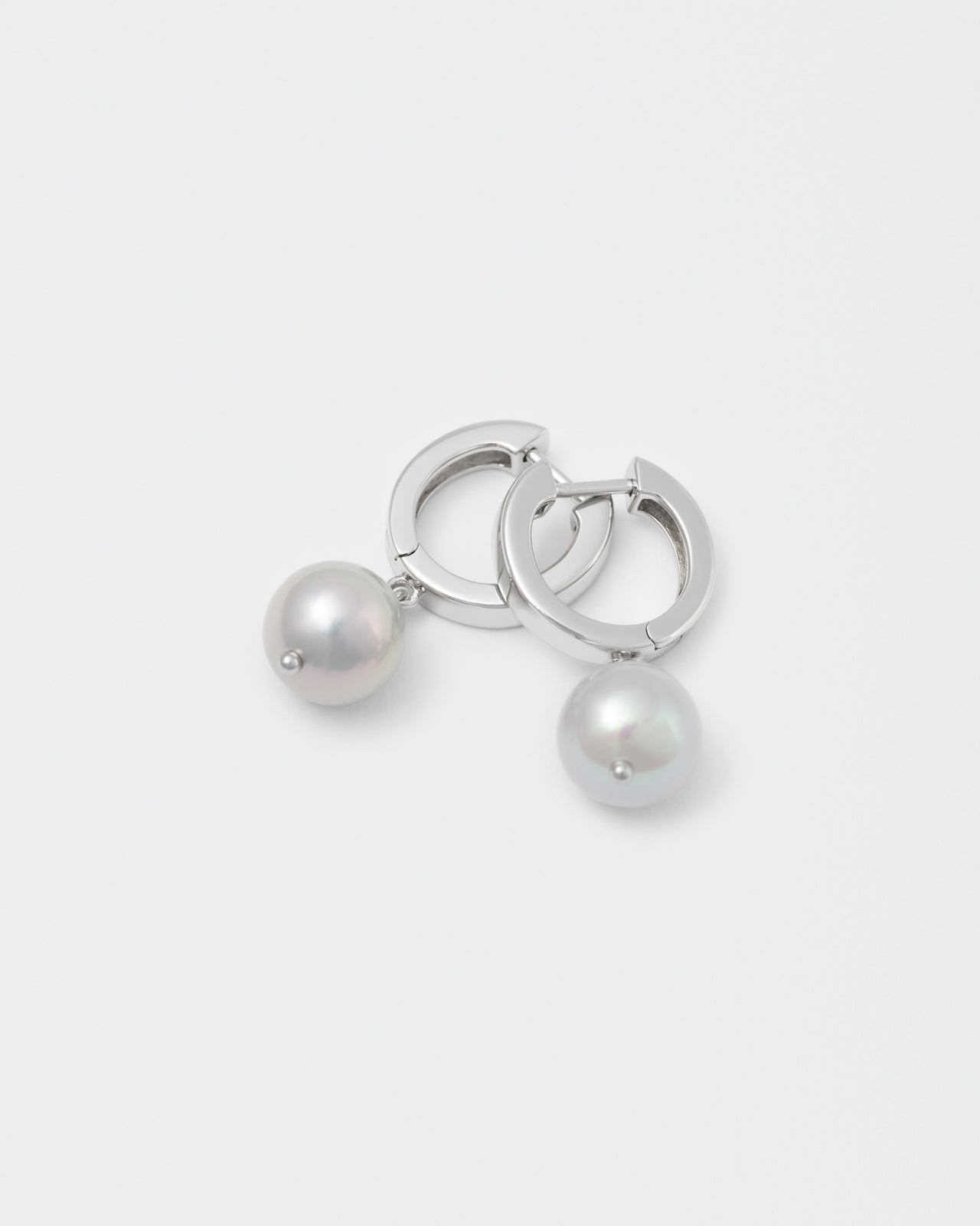 18k white gold coated pearl earrings with central natural indonesian freshwater pearl in silver grey