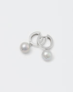 detail of 18k white gold coated pearl earrings with central natural indonesian freshwater pearl in silver grey