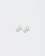 18k white gold coated pearl earrings with central natural indonesian freshwater pearl in silver grey