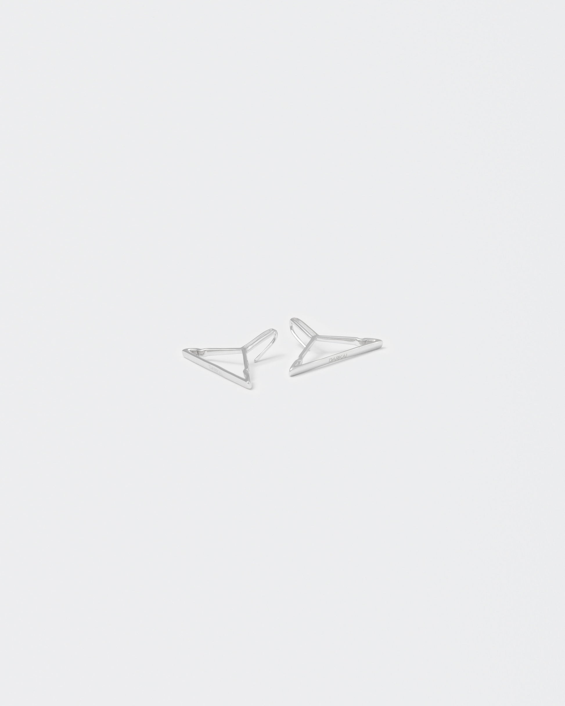 hanger shaped earrings with 18kt white gold coating, silver 925 pin and engraved logo.