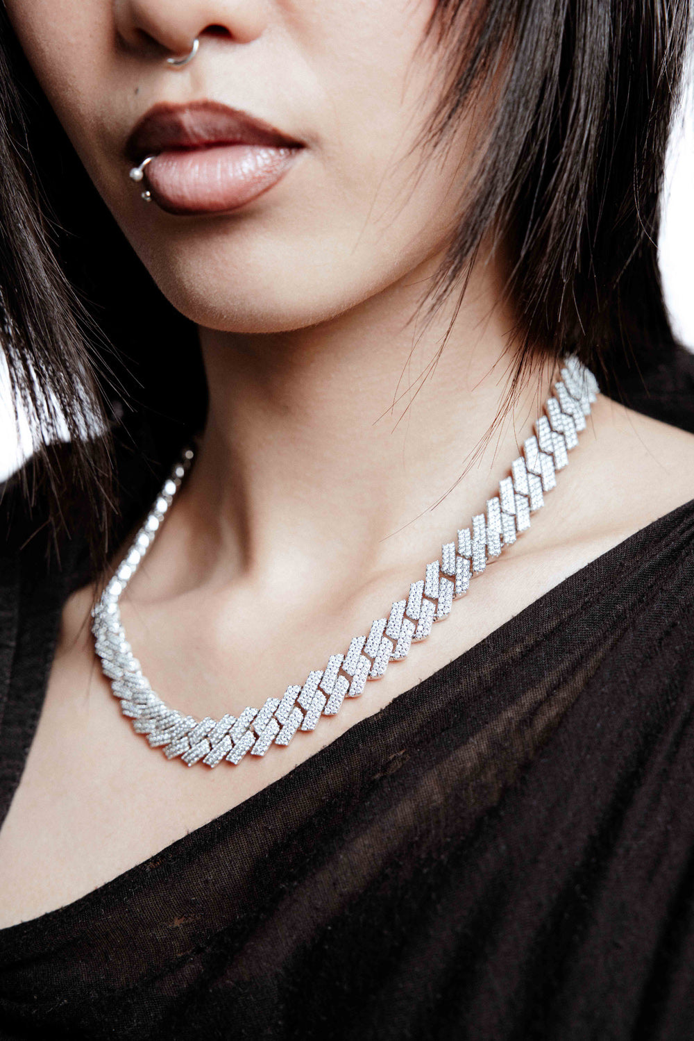 DARKAI Fine Jewelry White Prong Pavé Necklace Female Model Picture
