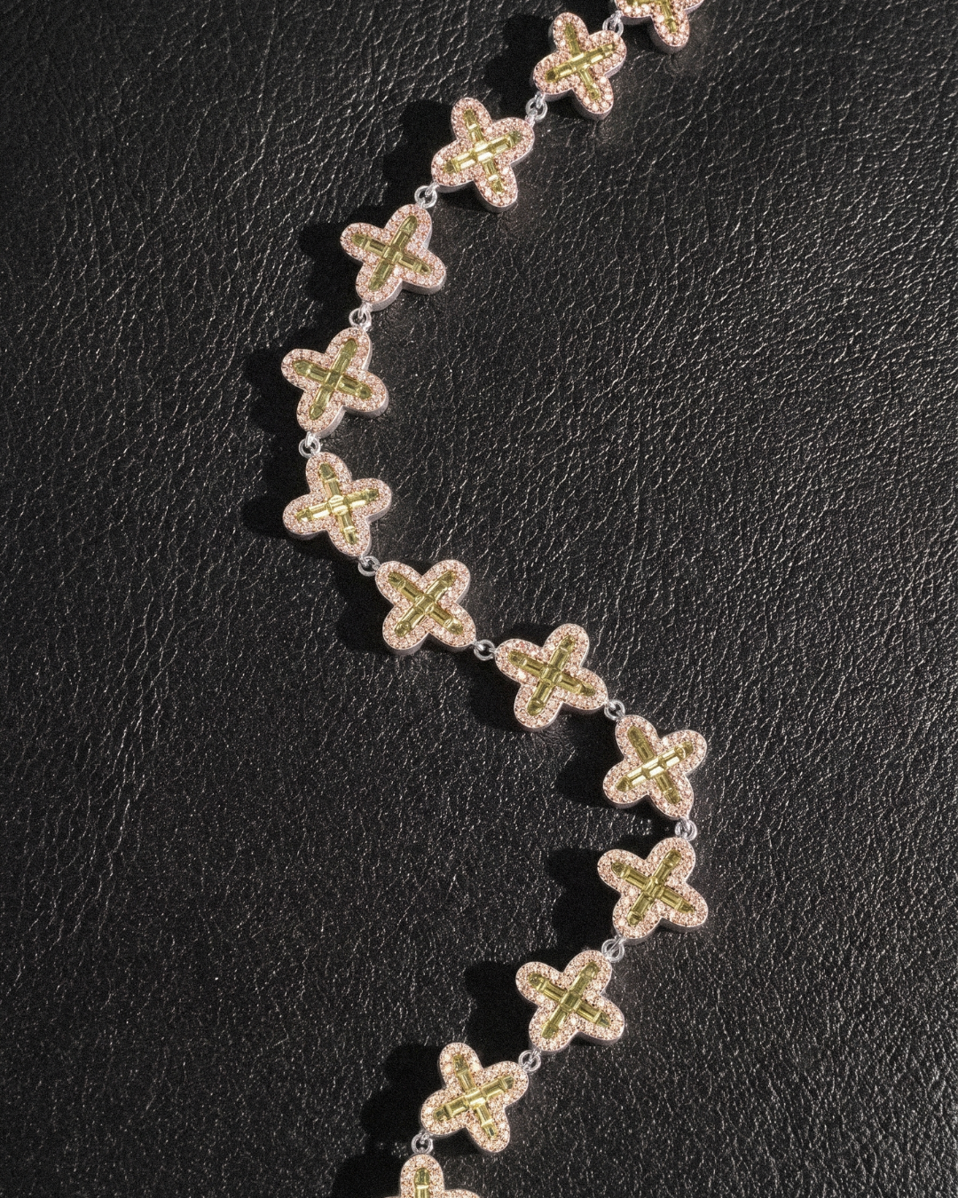 DARKAI Clover Baguette Peridot Necklace Ambient Picture